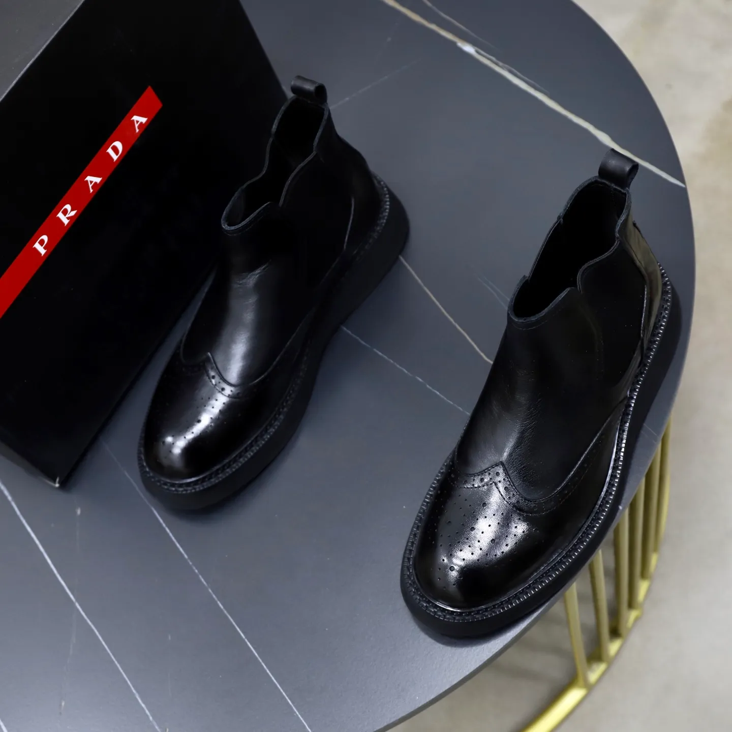 Ex-factory price: 680💰🙅‍♂️🙅‍♂️🙅‍♂️Fellow lining Cowhide lining Brand: PRADA Standard code: 38-44 (45 customized) Grade: Same style as the official website Material: Original high-grade cowhide surface Comfortable velvet lining Cowhide lining optional Non-slip soft wear-resistant outsole Style category: Men's fashionable casual boots Distinguished luxury brand elements Top luxury color: actual picture color